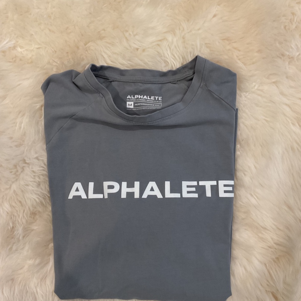 Alphalete Men’s Size Medium Gray Short Sleeved Shirt - Picture 2 of 4
